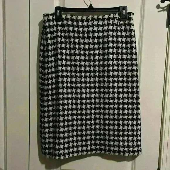 Liz Claiborne Dresses & Skirts - Liz Clairborne Houndstooth Lined Pencil Skirt size 12 petite, classic style!